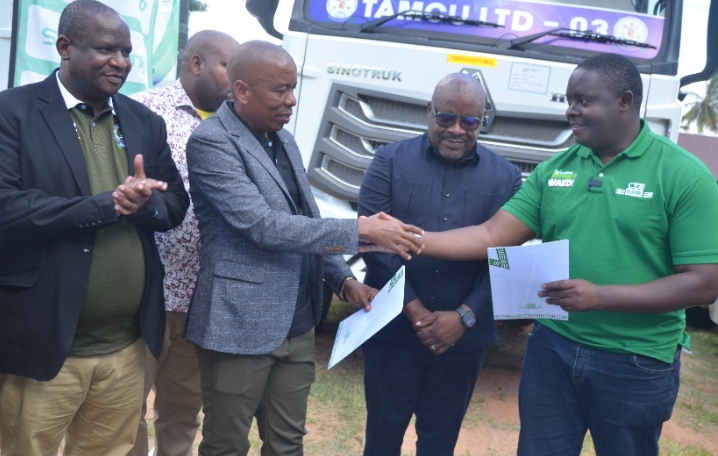 BENKI YA CRDB YATOA MKOPO KWA MALORI MATANO KWA CHAMA KIKUU CHA USHIRIKA TUNDURU