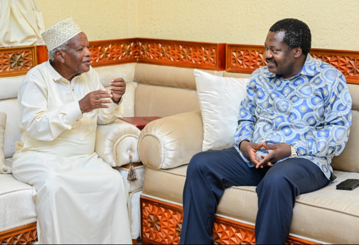 MAKAMU WA RAIS AMTEMBELEA KUMJULIA HALI, MZEE YUSUPH MAKAMBA