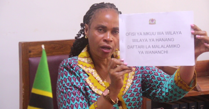 WANANCHI HANANG’ WAMPONGEZA DC ALMISH KWA KUTATUA KERO ZAO