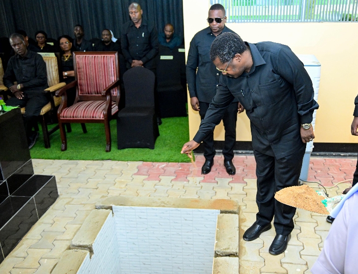MAKAMU WA RAIS AONGOZA WAOMBOLEZAJI MAZISHI YA MAREHEMU BI SUZANA MAGUFULI