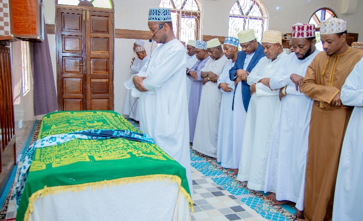 MAKAMU WA PILI WA RAIS ZANZIBAR ASHIRIKI SWALA NA MAZISHI YA BI. ARAFA MOH’D SAID (G7)