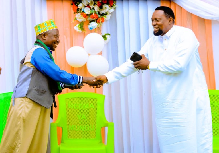 DIWANI KATA YA PANGANI APIGA JEKI MIFUKO YA SIMENTI MRADI UJENZI WA CHUO CHA MADRASA