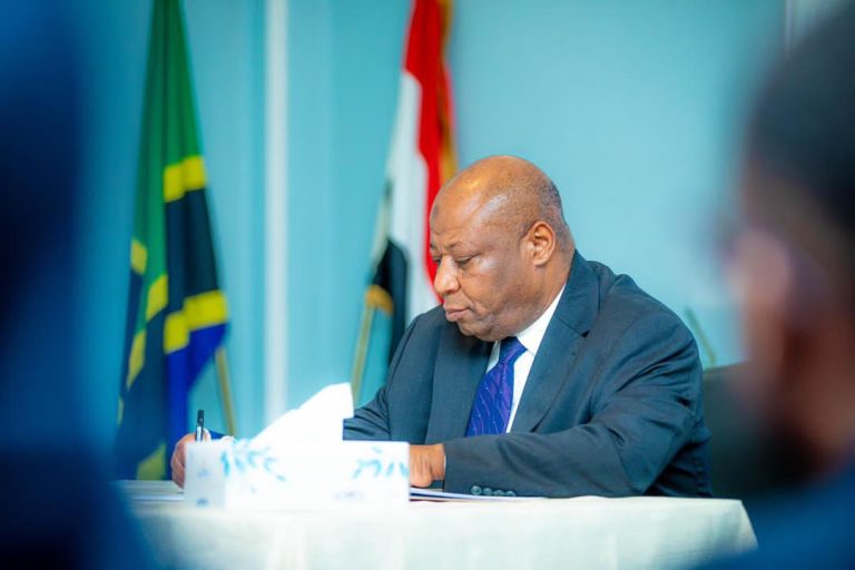 BALOZI ABDALAH KILIMA ASAINI KITABU CHA MAOMBOLEZO UBALOZI WA YEMEN