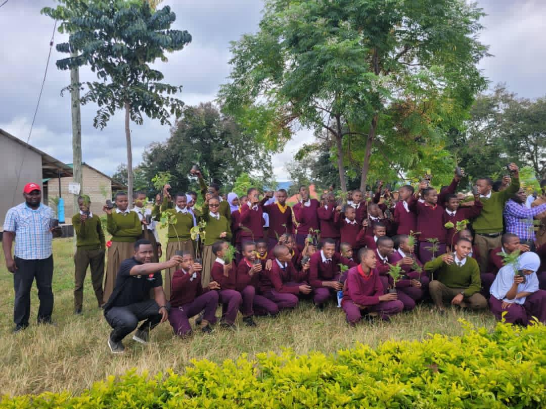 CSP na VI AGROFORESTRY WAADHIMISHA SIKU YA MAZINGIRA KWA KUPANDA MITI 1,200
