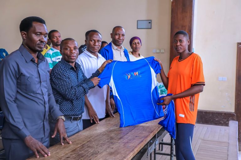 MBUNGE MAVUNDE AIPIGA JEKI UMMISETA DODOMA, AWAPA MORALI WANAMICHEZO KWA KUTOA VIFAA VYA MICHEZO
