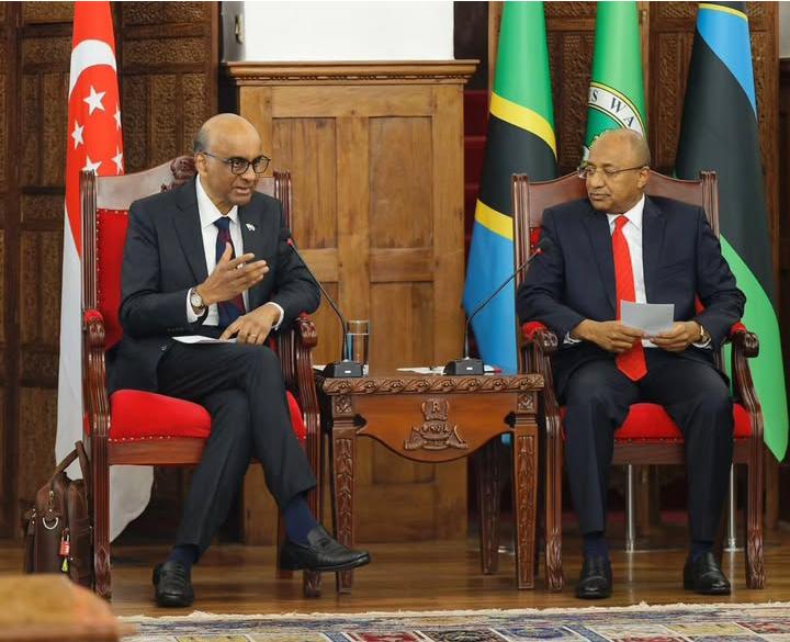 RAIS DKT. MWINYI AFANYA MAZUNGUMZO NA MGENI WAKE RAIS WA SINGAPORE IKULU ZANZIBAR