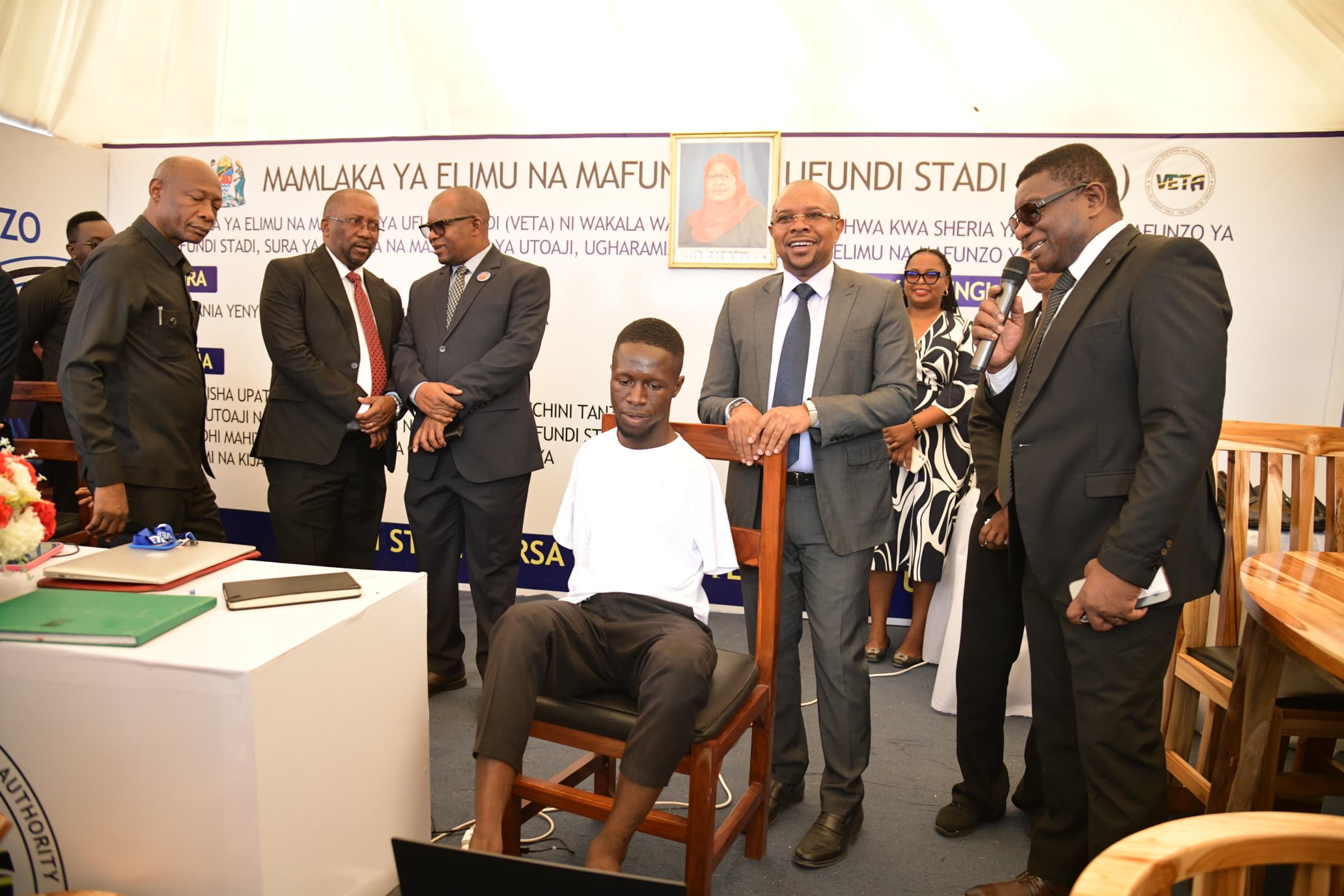 HABARI PICHA: WAZIRI KIKWETE ATEMBELEA BANDA LA VETA KATIKA MAADHIMISHO YA WIKI YA UTUMISHI WA UMMA
