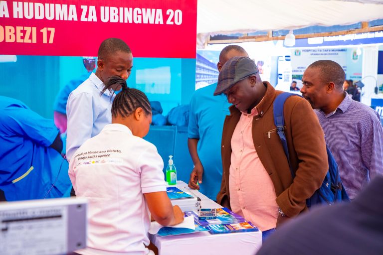 WANANCHI WAMEENDELEA KUNUFAIKA NA HUDUMA ZA AFYA ZINAZOTOLEWA NA HOSPITALI YA BENJAMIN MKAPA KWENYE VIWANJA VYA CHINANGALI PARK