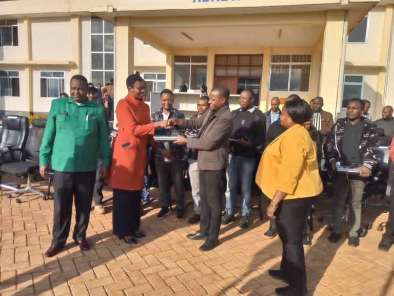 NAIBU WAZIRI NDEGE AGAWA KOMPYUTA, MEZA NA KABATI, KWA SHULE NA ZAHANATI BABATI 