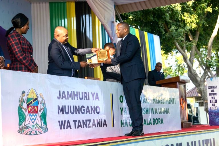 HABARI PICHA: MKURUGENZI MKUU WA VETA CPA ANTHONY KASORE AKIPOKEA TUZO WIKI YA UTUMISHI WA UMMA 2026