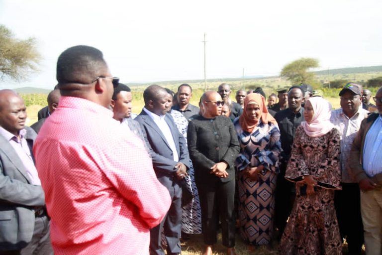 RC MANYARA AZINDUA BASI, UKUMBI NA KUWAPONGEZA KWA HATI SAFI SIMANJIRO
