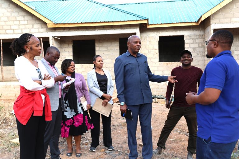 TIMU YA OFISI YA RAIS–UTUMISHI YAKAGUA MIRADI YA UJENZI WA NYUMBA ZA WATUMISHI DODOMA