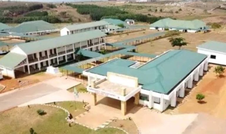 ALIYEKUWA MKURUGENZI WA HALMASHAURI YA WILAYA YA BUHIGWE NA WENZAKE WAFIKISHWA MAHAKAMANI KWA TUHUMA ZA RUSHWA NA UHUJUMU UCHUMI