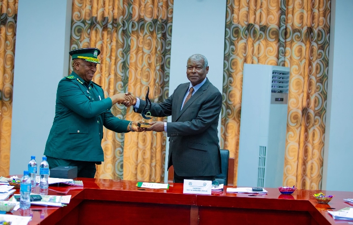 BODI YA WADHAMINI TANAPA YAKABIDHIWA TUZO ZILIZOIWEZESHA TANAPA KUNG’ARA KITAIFA NA KIMATAIFA
