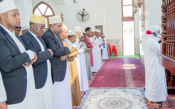 MAKAMU WA PILI WA RAIS WA ZANZIBAR AJUMUIKA NA WAUMINI KATIKA SWALA YA IJUMAA MAISARA
