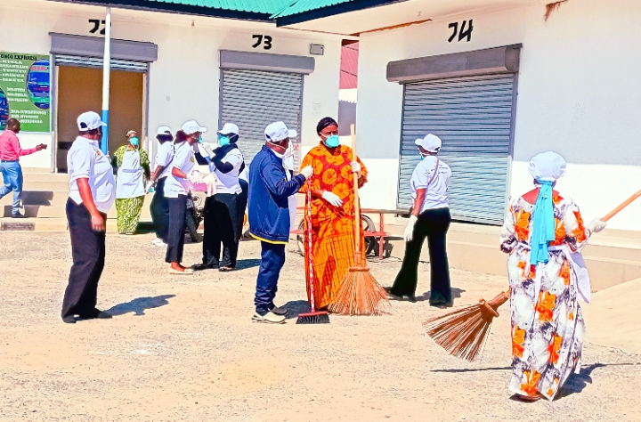 TRA PWANI YATUA STENDI YA MABASI CHALINZE KUFANYA USAFI NA KUGAWA VIFAA KWA MAMA LISHE