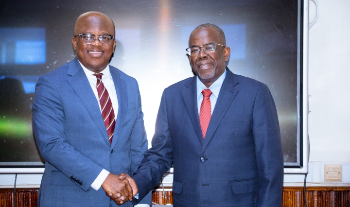 BALOZI OMAR NA MKURUGENZI MPYA WA AFRIEXIM BANK WATETA DAR ES SALAAM