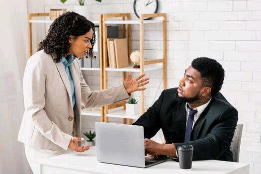 NILIVYOMNASA MFANYAKAZI ALIYEKUWA AKINIVUJISHIA SIRI ZA BIASHARA KWA WASHINDANI WANGU
