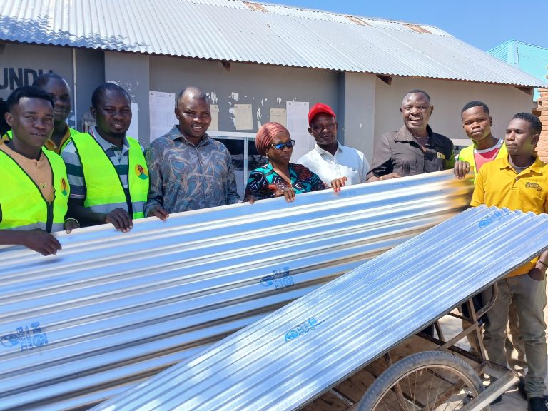 MBUNGE WA ISIMANI AKABIDHI MABATI KUSAIDIA UJENZI WA KIJIWE CHA BODABODA ITUNUNDU – PAWAGA