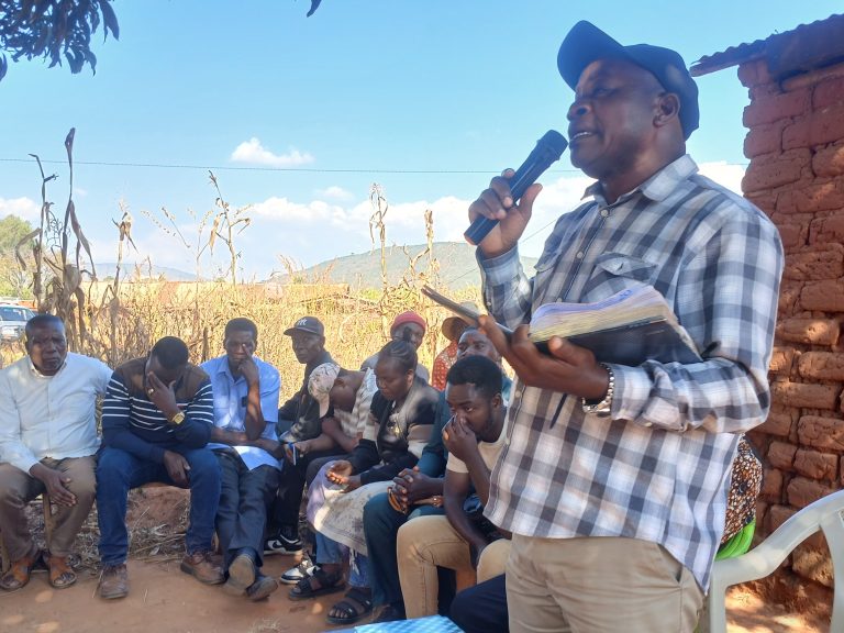 MBUNGE  KISWAGA  ASIKILIZA KERO ZA WANANCHI, ATOA MAJIBU KUHUSU MAJI, BARABARA, UMEME NA PEMBEJEO