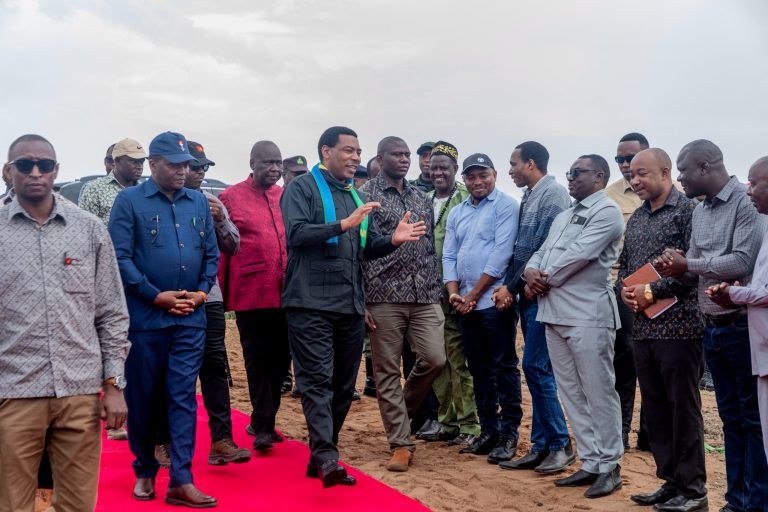 WAZIRI MKUU AKAGUA DARAJA LA MTO NYATHOROGO LINALOUNGANISHA WILAYA ZA RORYA NA TARIME