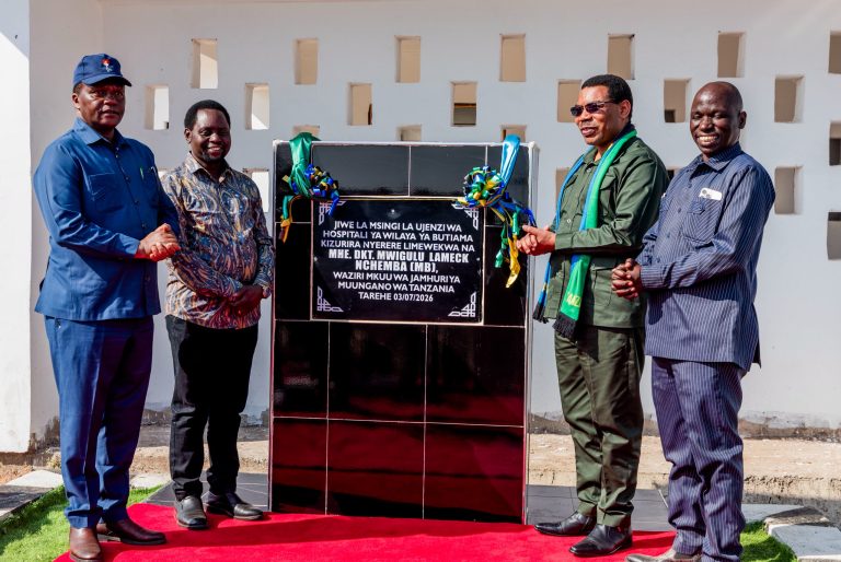 WAZIRI MKUU AWEKA JIWE LA MSINGI HOSPITALI YA WILAYA YA BUTIAMA KIZURIRA NYERERE