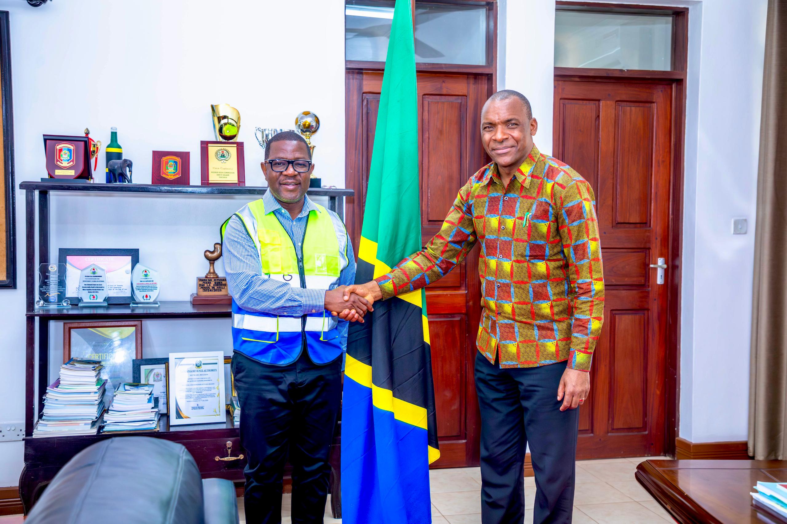 ULEGA AWASILI MTWARA, KUKAGUA MIUNDOMBINU YA BARABARA
