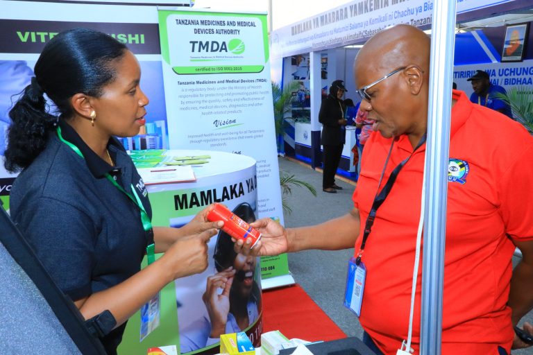 WANANCHI WATEMBELEA BANDA LA TMDA SABASABA KUPATA ELIMU YA DAWA NA BIDHAA ZA AFYA
