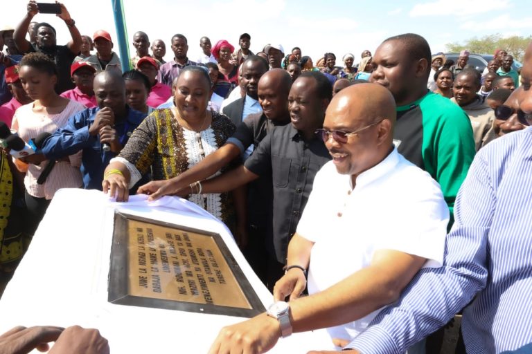 MHE. KIKWETE AWEKA JIWE LA MSINGI UJENZI WA KITUO CHA AFYA NA DARAJA IGUNGA ASISITIZA AMANI KWA MAENDELEO YA TAIFA
