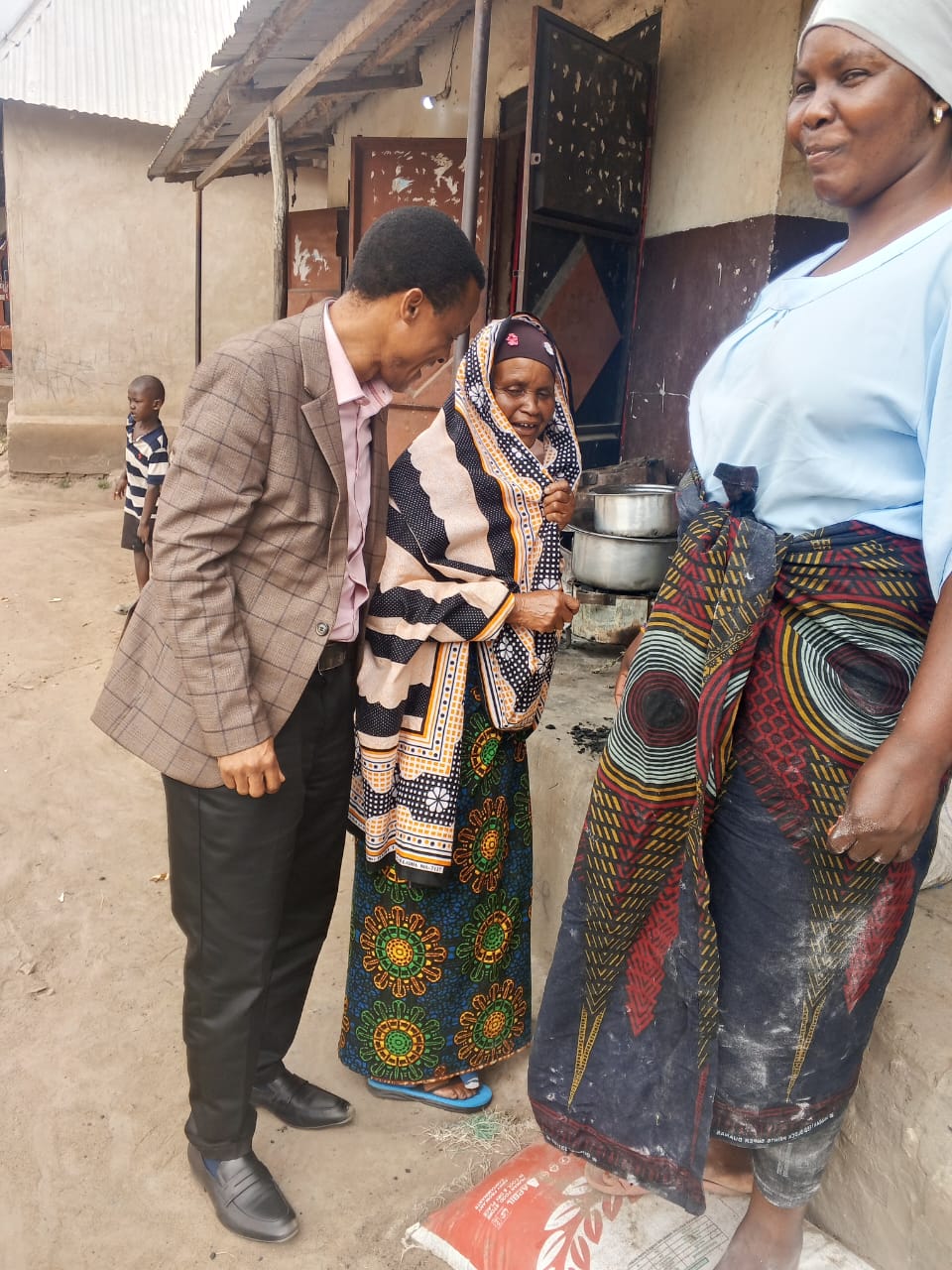 MHE. SALEHE MHANDO AENDELEA KUWAFIKIA WANANCHI, AFANYA MAZUNGUMZO KATA YA MKINDI