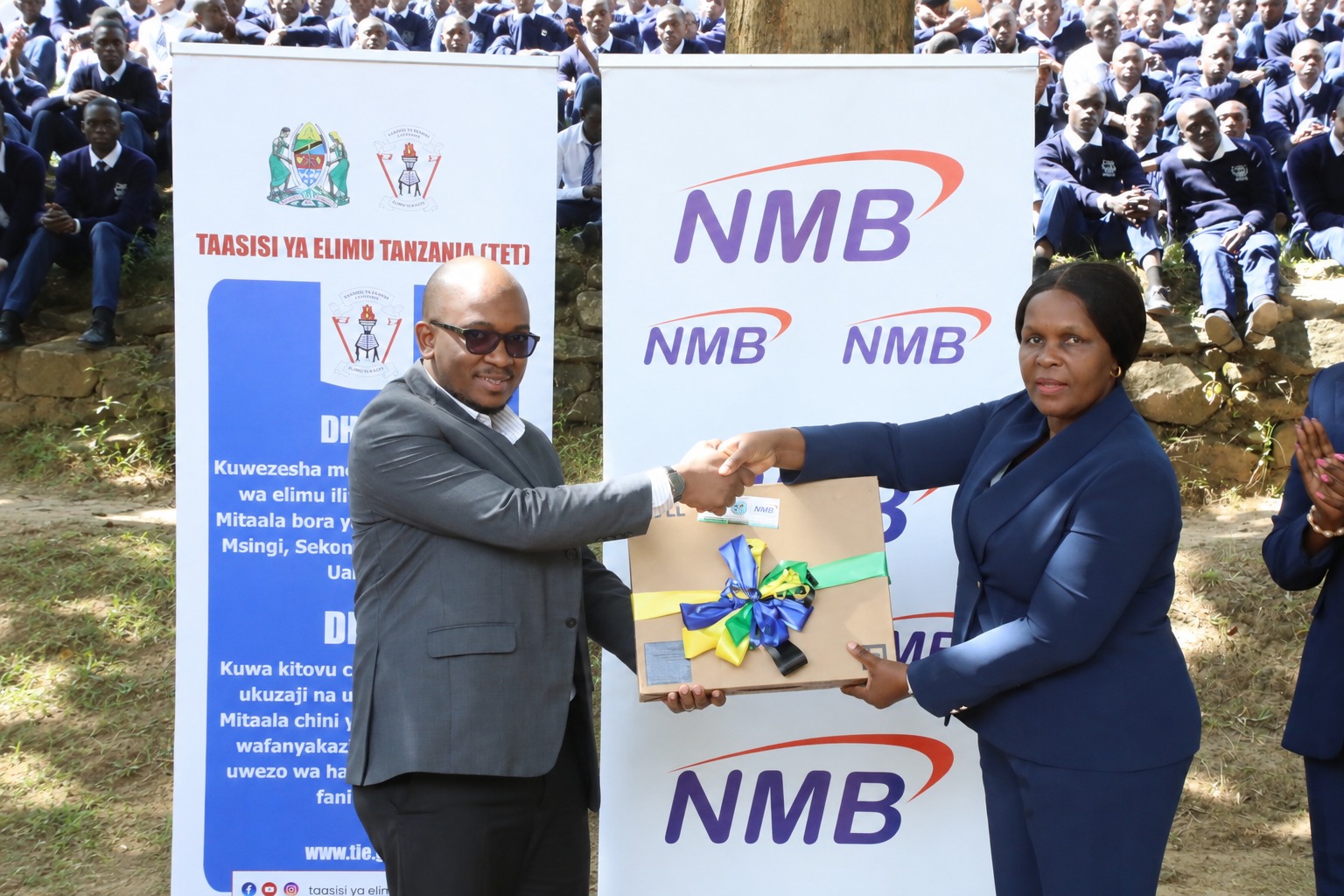 TET NA NMB WAKABIDHI KOMPYUTA MPAKATO 10 KWA SHULE YA SEKONDARI KWIRO               