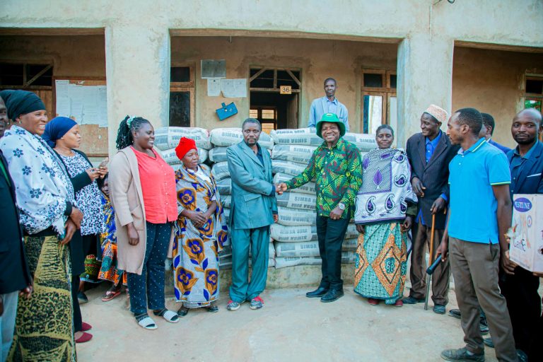 MBUNGE WA KALENGA AKABIDHI MIFUKO 100 YA SARUJI, ASIKILIZA KERO ZA WANANCHI MAGUNGA