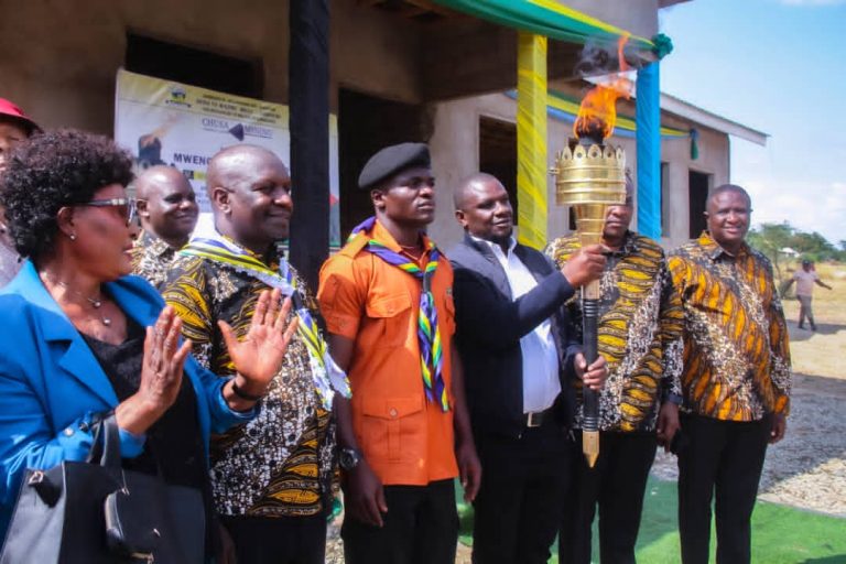 MWENGE WAWEKA JIWE LA MSINGI WODI YA CHUSA MINING MIRERANI 