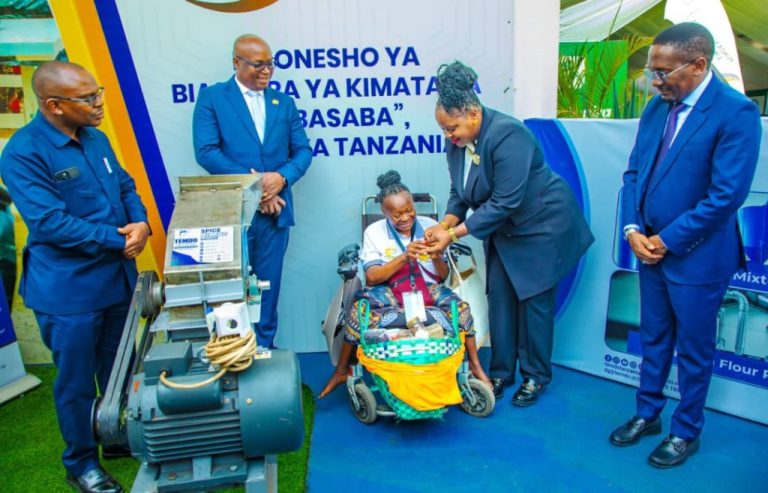 WAZIRI KAPINGA AMKABIDHI MLEMAVU MASHINE YA KUSAGIA VIUNGO