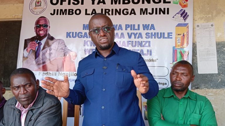 MBUNGE WA IRINGA MJINI FADHILI NGAJILO AKABIDHI MSAADA WA VIFAA VYA ELIMU KWA WATOTO WENYE MAISHA DUNI