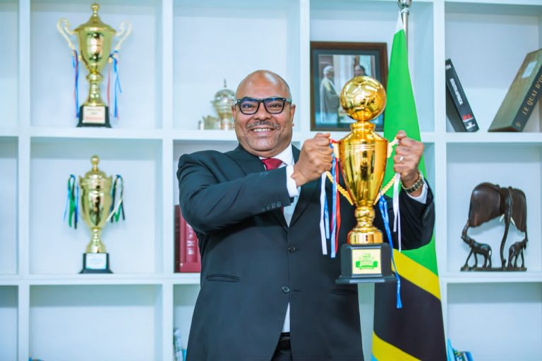 WAZIRI KOMBO APOKEA RASMI KOMBE LA USHINDI WA WANADIPLOMASIA DHIDI YA WABUNGE KATIKA BONANZA LA CRDB
