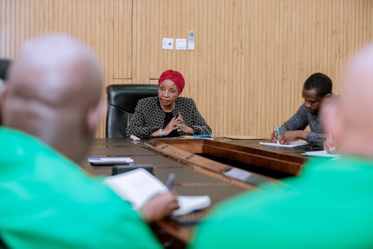 KATIBU MKUU CCM AZUNGUMZA NA WABUNGE WA EALA TANZANIA