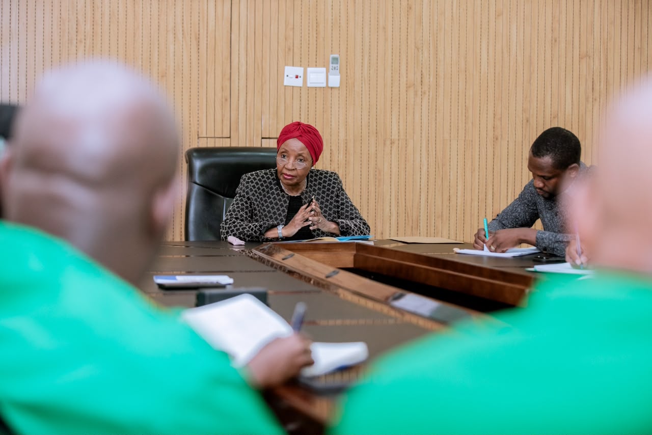 KATIBU MKUU CCM AZUNGUMZA NA WABUNGE WA EALA TANZANIA