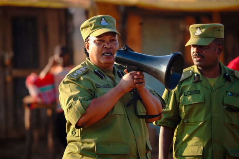 POLISI SONGWE WASHIRIKIANA NA WANANCHI KUFANYA USAFI KATIKA STENDI MPYA YA MABASI 