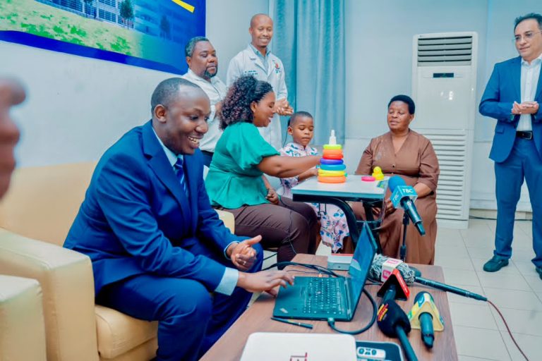 WATAALAM WA NDANI WAFANIKISHA UPANDIKIZAJI WA MASHINE ZA USIKIVU (Cochlear Implant) KWA MARA YA KWANZA