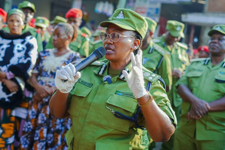WANANCHI MPANDA WAPONGEZA JESHI LA POLISI KWA ZOEZI LA USAFI SOKO KUU