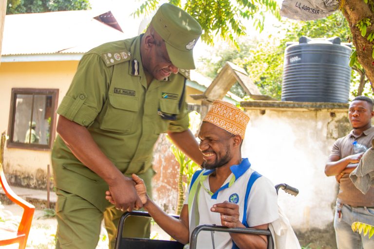 RPC MKOA WA KIPOLISI TEMEKE AFANYA MATENDO YA HURUMA KWA FAMILIA INAYOZONGWA NA MARAD YA MUDA MREFU
