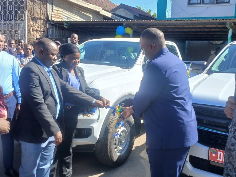 MAGARI MAWILI YENYE THAMANI YA SH MILIONI 240 YAKABIDHIWA MANISPAA YA IRINGA KWA AJILI YA USIMAMIZI WA TACTIC