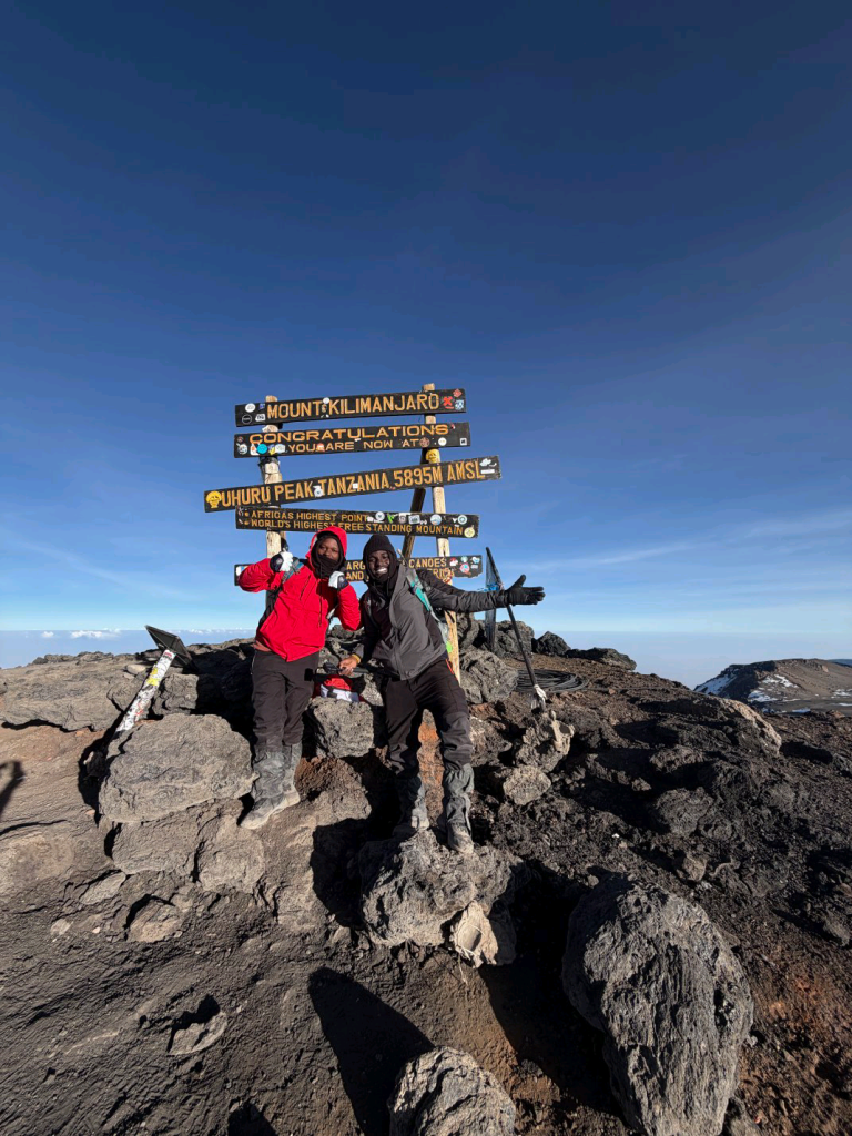 YAS YAMWEZESHA MTANGAZAJI KURIPOTI AKIWA KATIKA KILELE CHA MLIMA KILIMANJARO