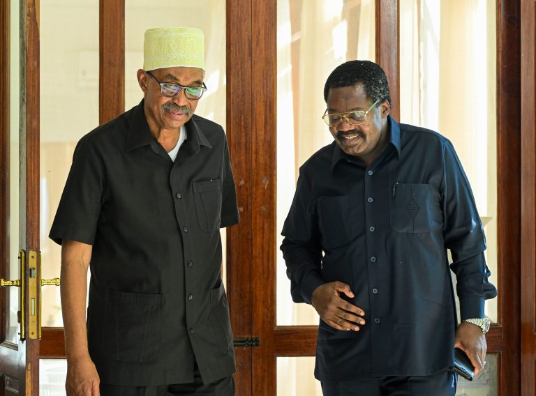 MAKAMU WA RAIS AMTEMBELEA RAIS MSTAAFU WA ZANZIBAR AMANI ABEID KARUME