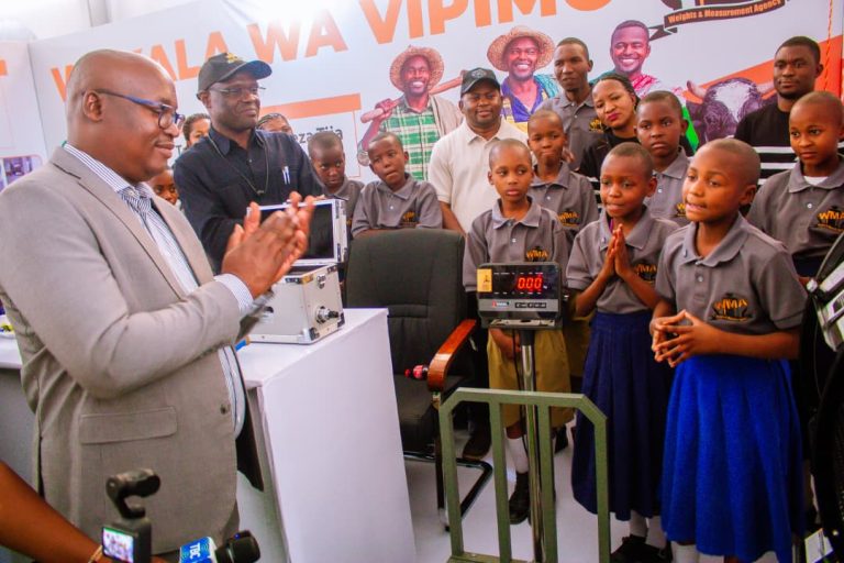 WANAFUNZI WA MTEMI MAZENGO WATOA ELIMU YA VIPIMO KWA NAIBU WAZIRI LONDO NANE NANE 