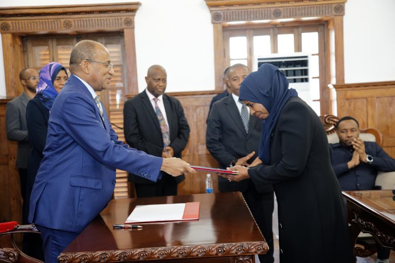 RAIS MWINYI AMUAPISHA MKURUGENZI MKUU MPYA WIZARA YA AFYA ZANZIBAR
