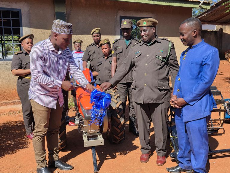 GEREZA KWAMNGUMI LAKABIDHI ALIYEKUWA MFUNGWA VIFAA VYA UJENZI