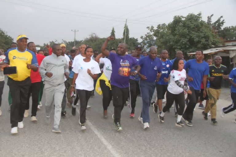 DC SIMANJIRO AONGOZA KUPASHA MANYARA TANZANITE MARATHON 