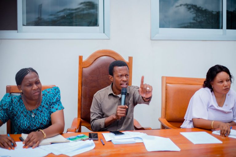 DC HAI AENDELEA KUSIKILIZA KERO ZA WANANCHI, ATATUA MIGOGORO YA ARDHI